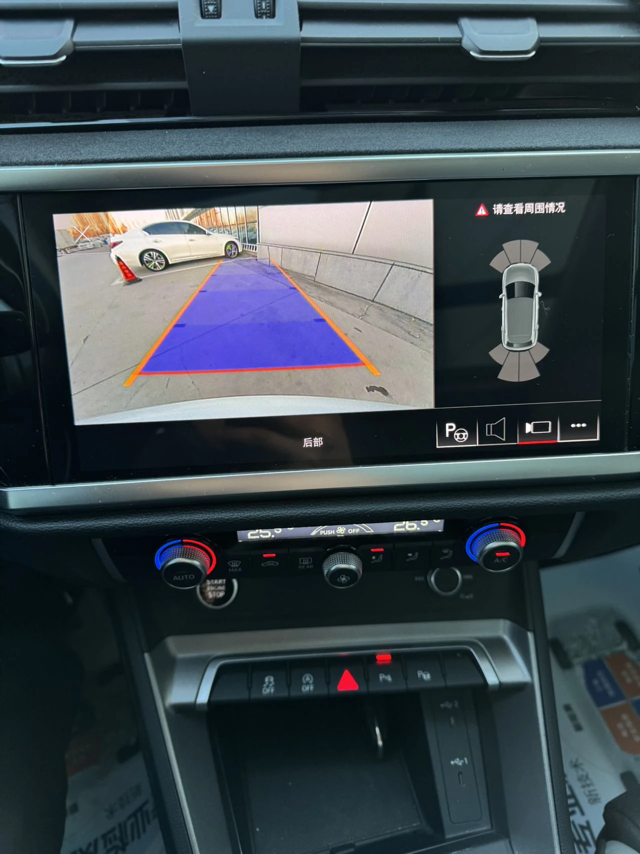 Audi Q3, 2023г, передний привод, робот