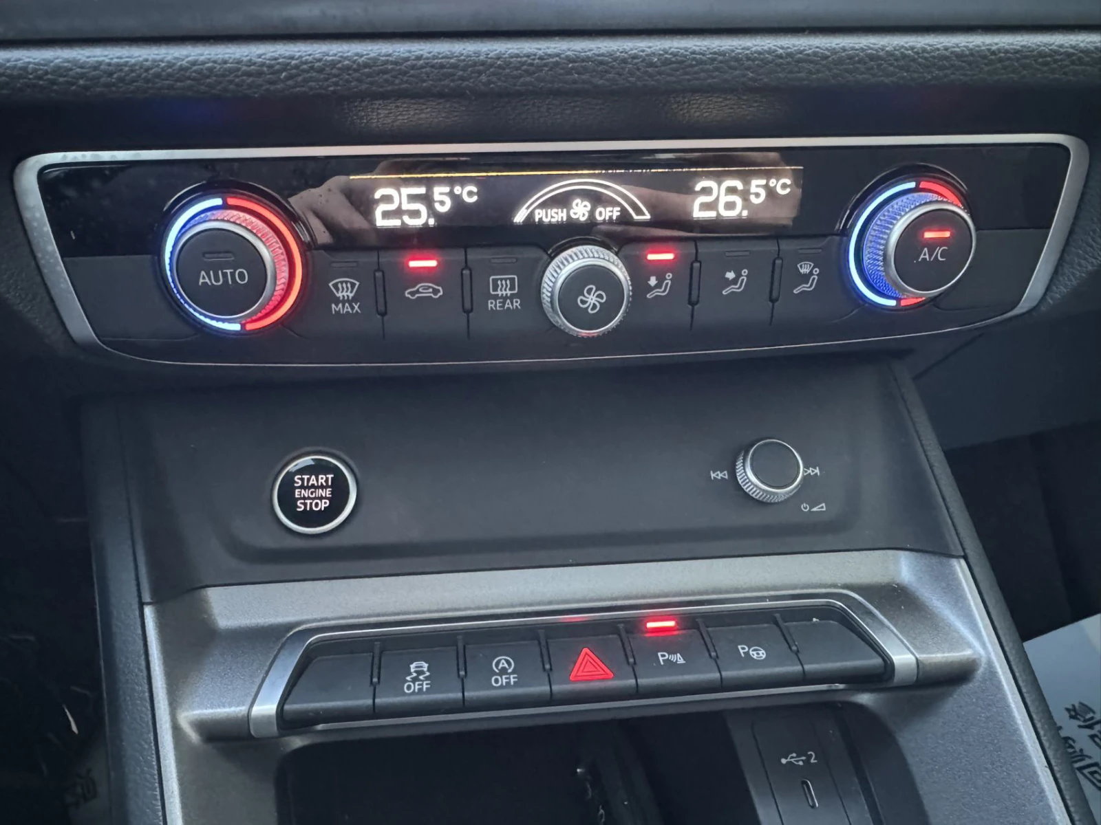 Audi Q3, 2023г, передний привод, робот