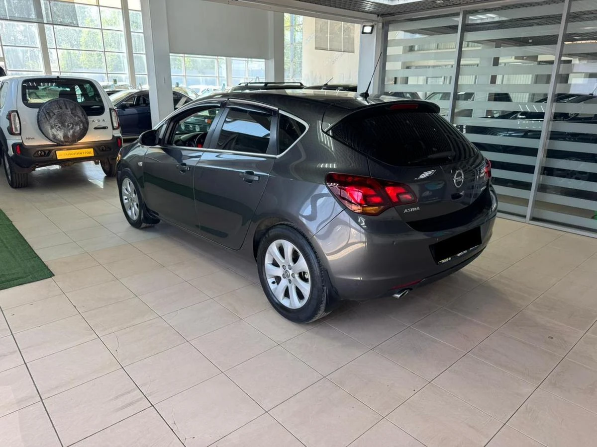 Opel Astra, 2012г, передний привод, автомат