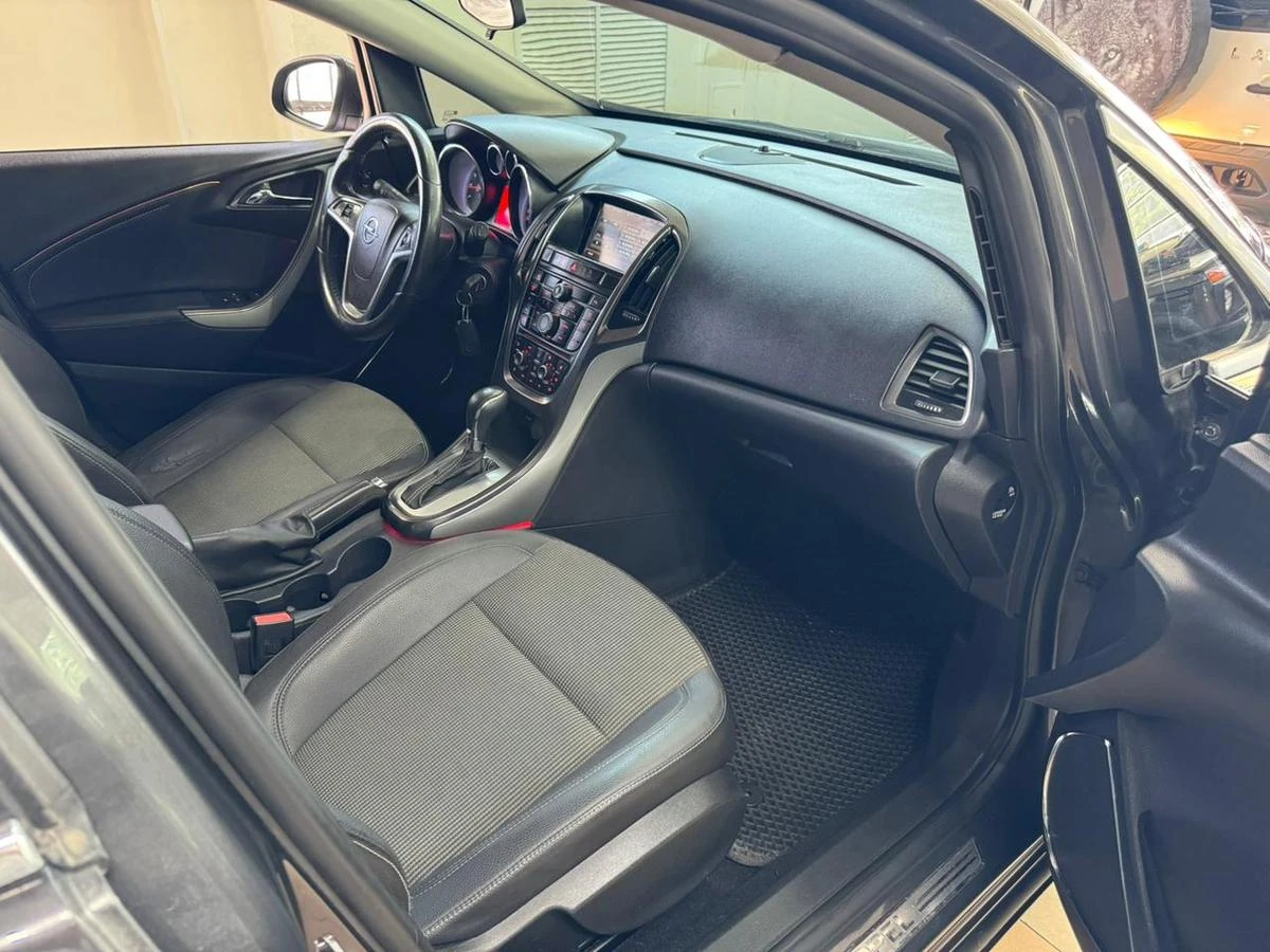 Opel Astra, 2012г, передний привод, автомат
