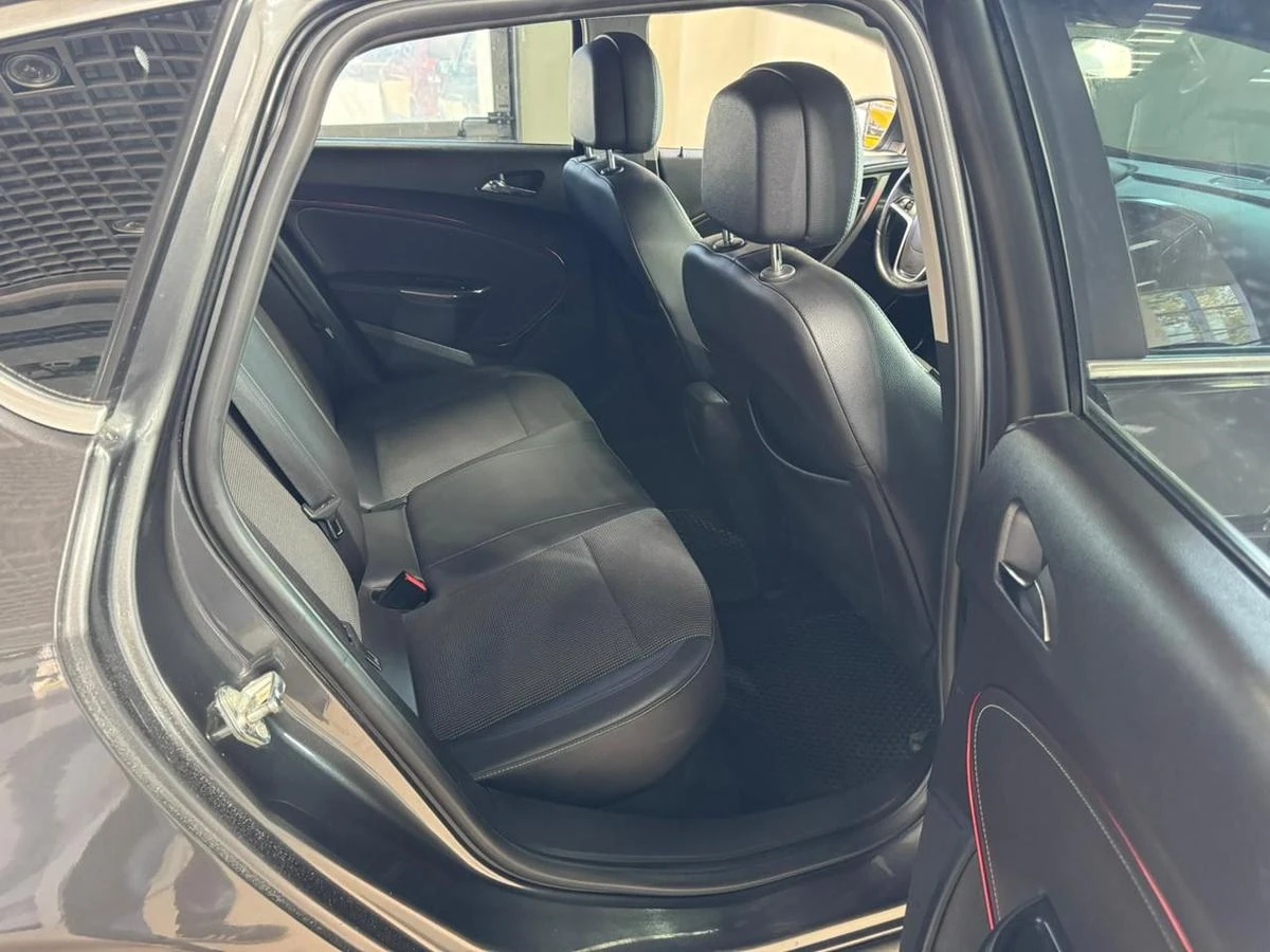 Opel Astra, 2012г, передний привод, автомат