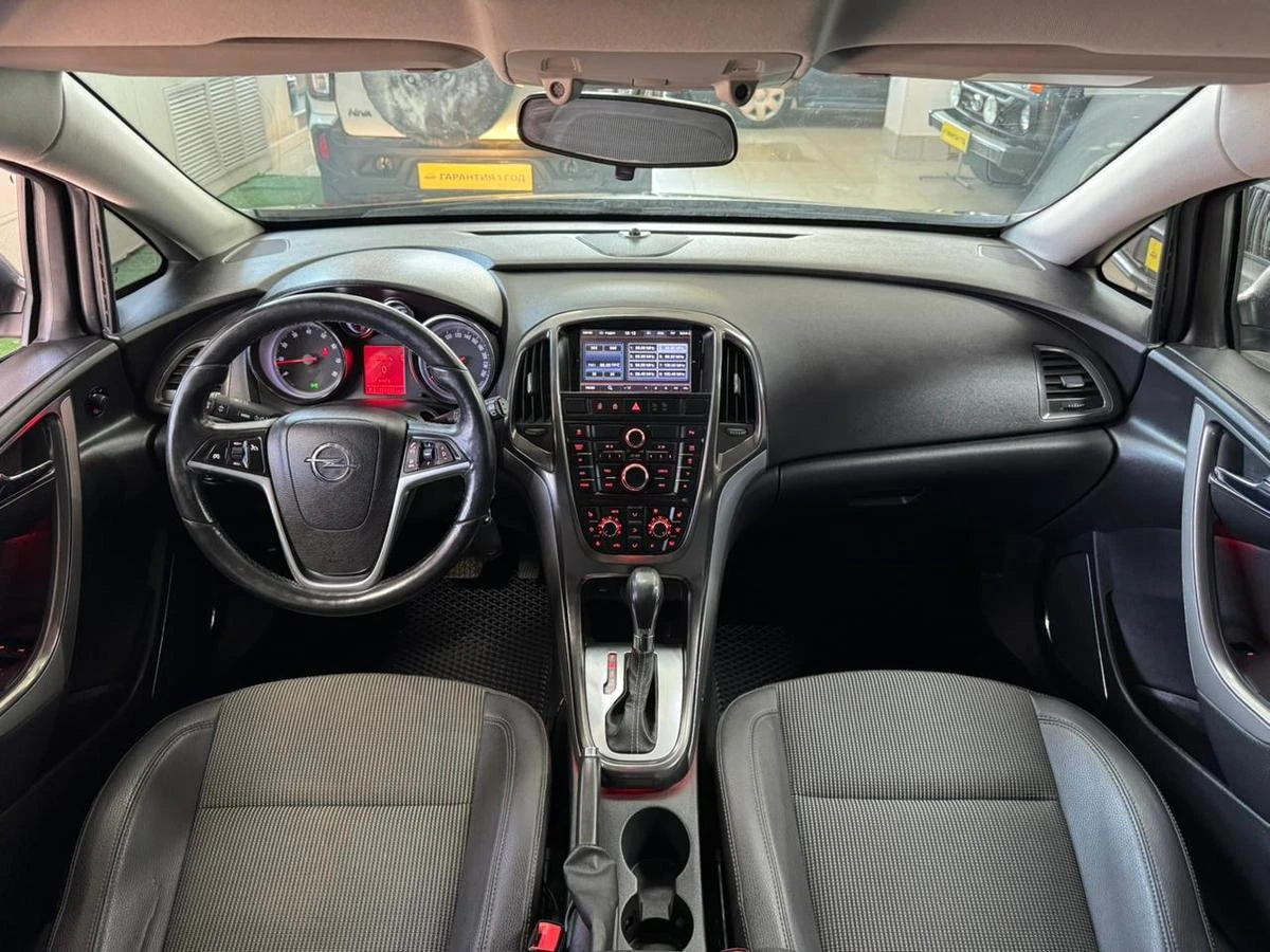 Opel Astra, 2012г, передний привод, автомат