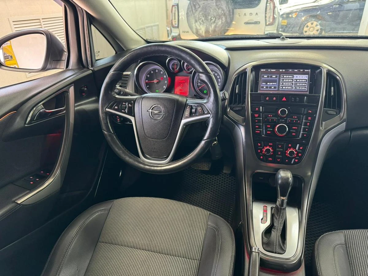 Opel Astra, 2012г, передний привод, автомат