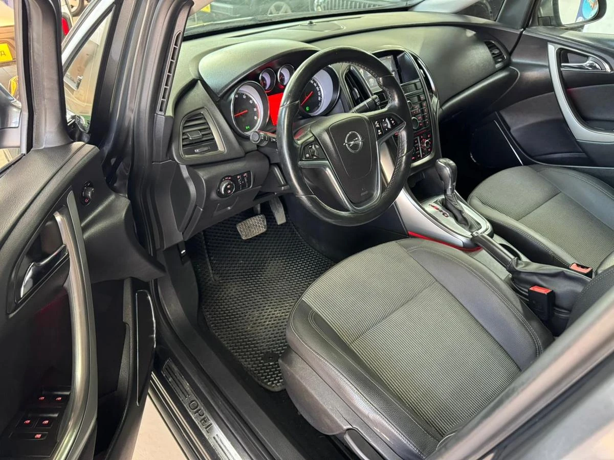 Opel Astra, 2012г, передний привод, автомат