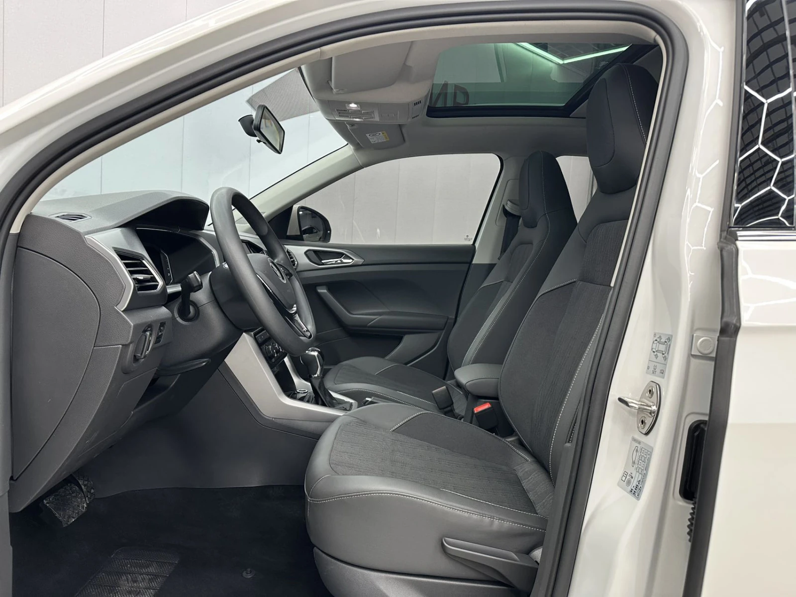 Volkswagen T-Roc, 2022г, передний привод, робот