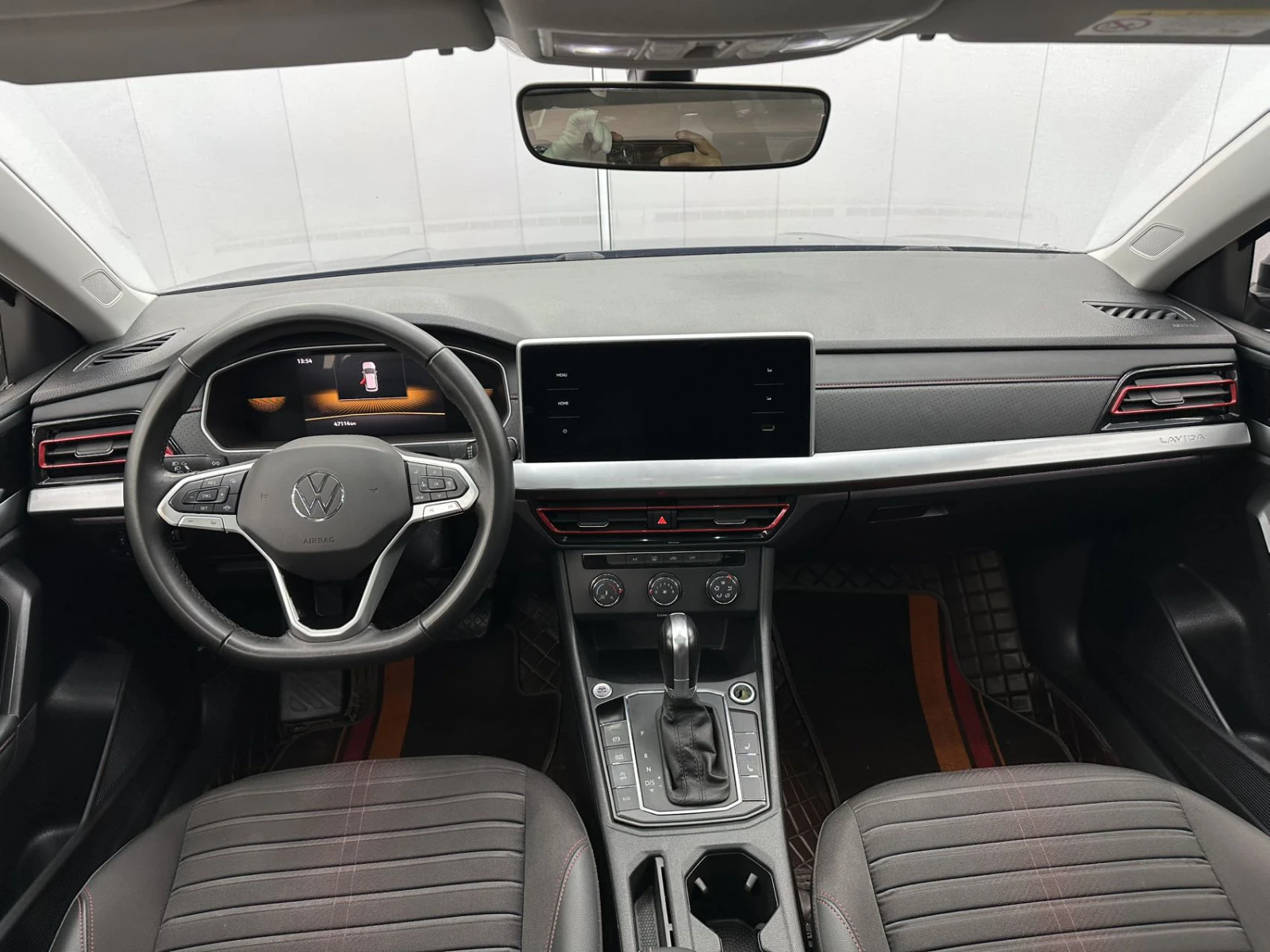 Volkswagen Lavida, 2022г, передний привод, робот