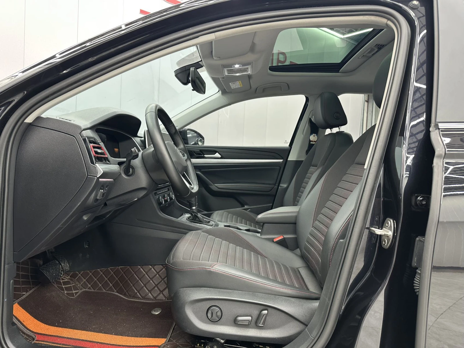 Volkswagen Lavida, 2022г, передний привод, робот