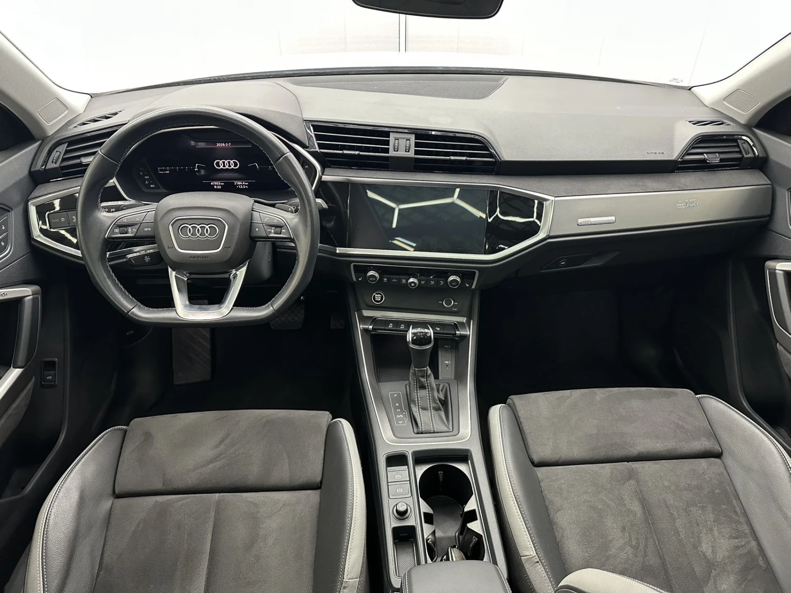 Audi Q3, 2022г, передний привод, робот