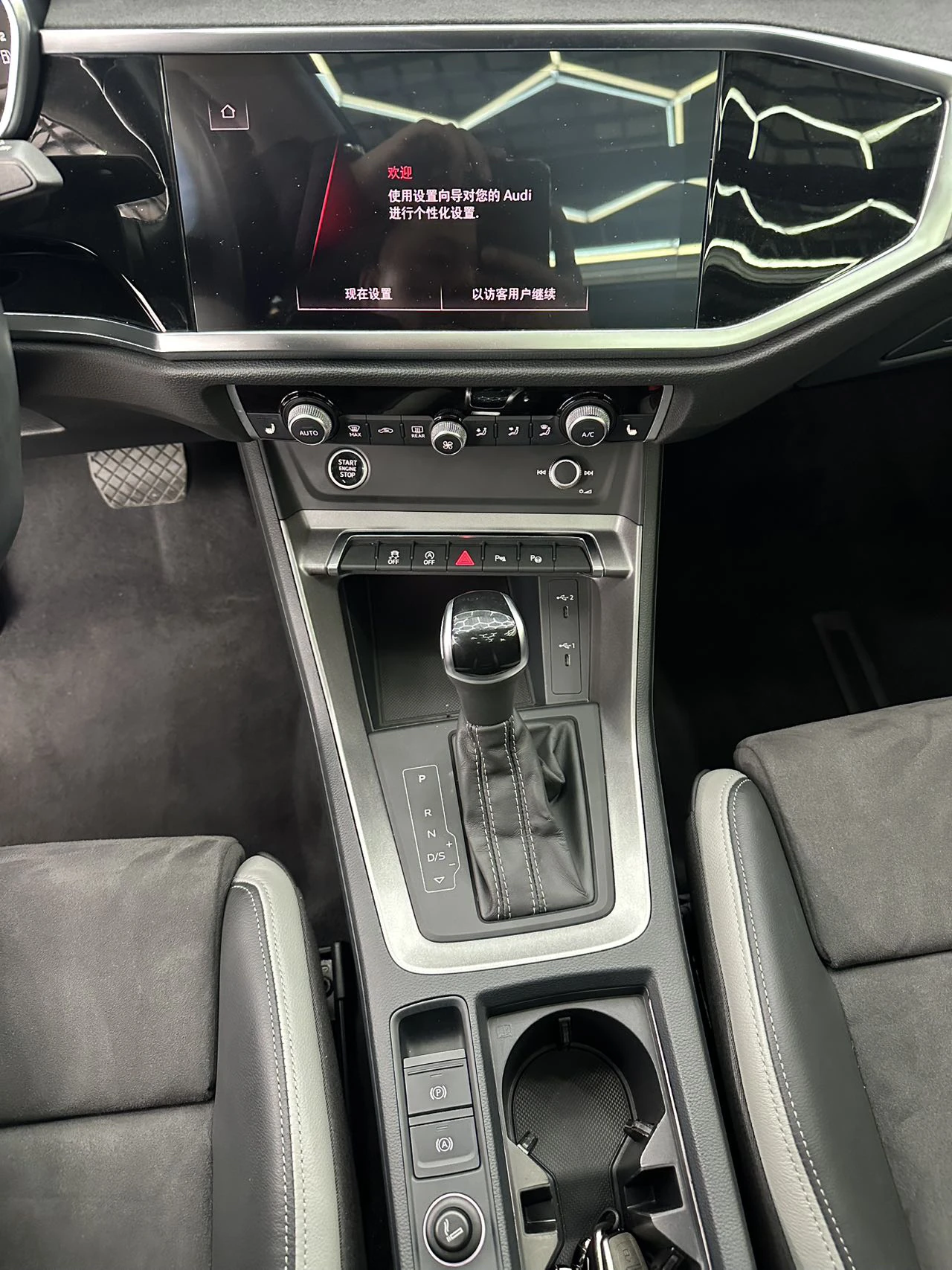 Audi Q3, 2022г, передний привод, робот