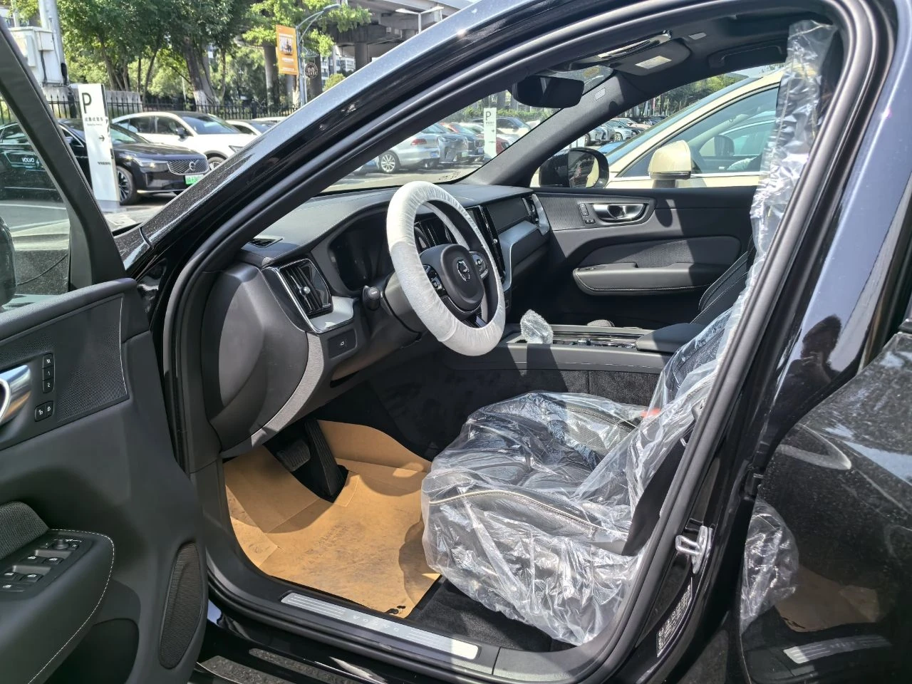 Volvo XC60, 2025г, полный привод, автомат