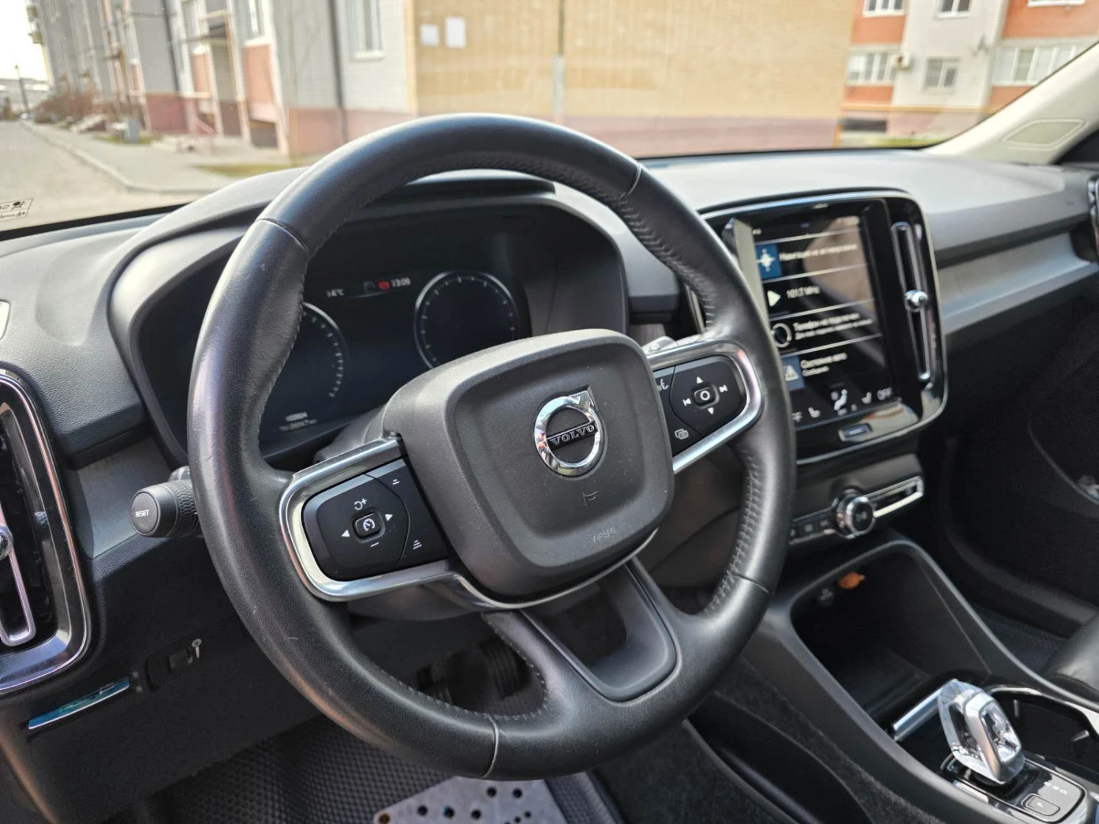 Volvo XC40, 2021г, полный привод, автомат