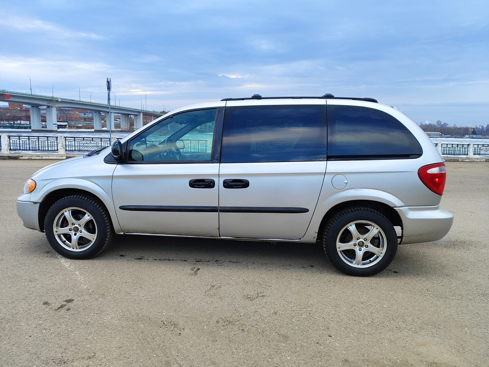Chrysler Voyager, 2001г, передний привод, автомат