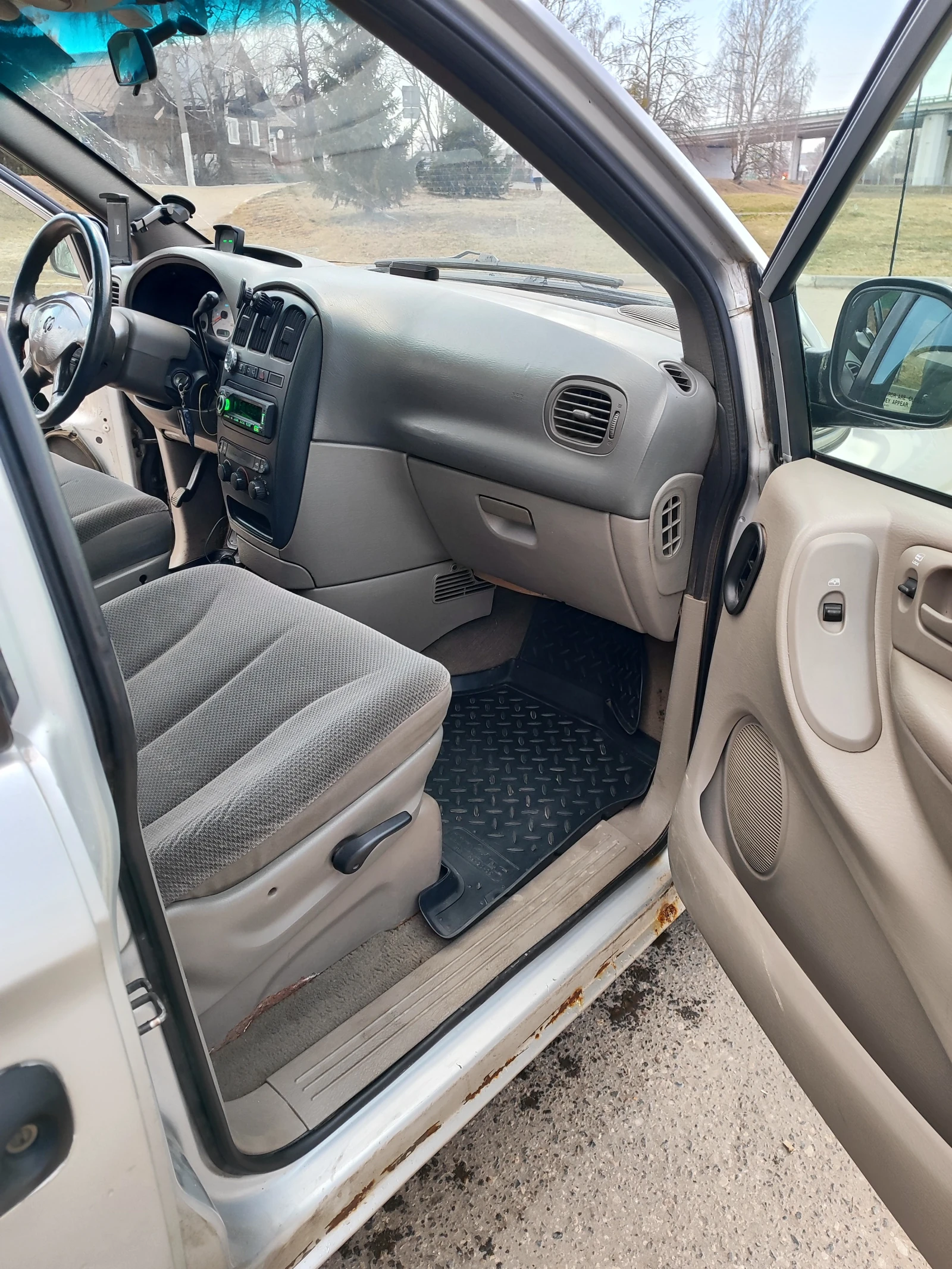 Chrysler Voyager, 2001г, передний привод, автомат