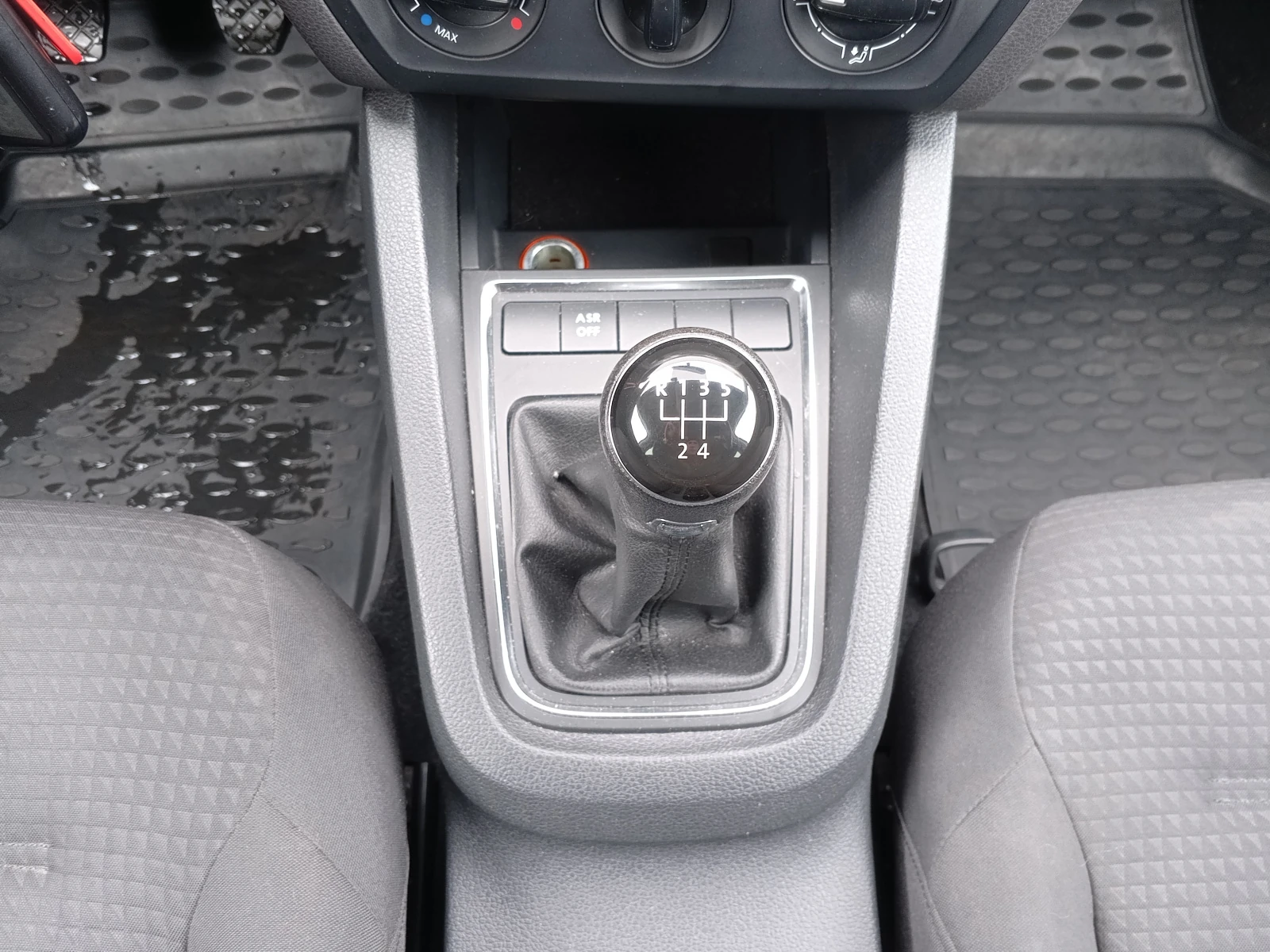 Volkswagen Jetta, 2015г, передний привод, механика