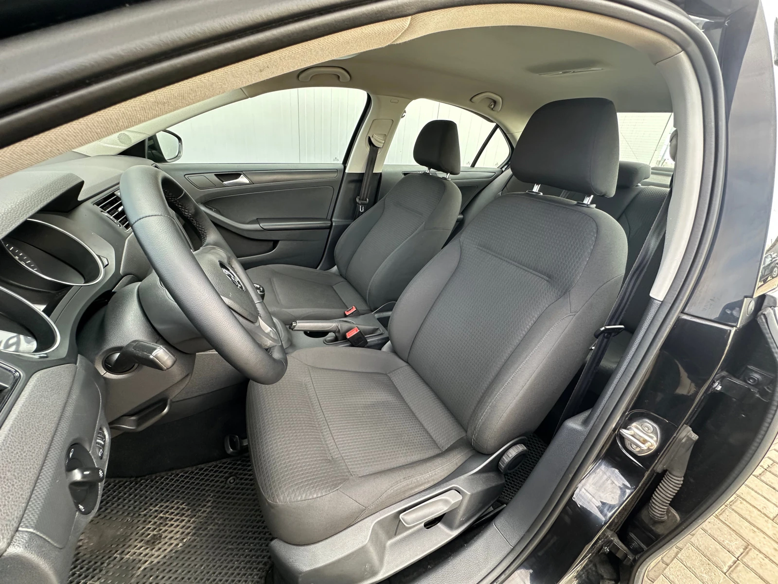 Volkswagen Jetta, 2015г, передний привод, механика