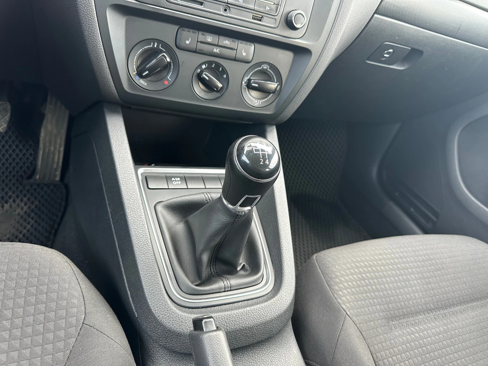 Volkswagen Jetta, 2015г, передний привод, механика