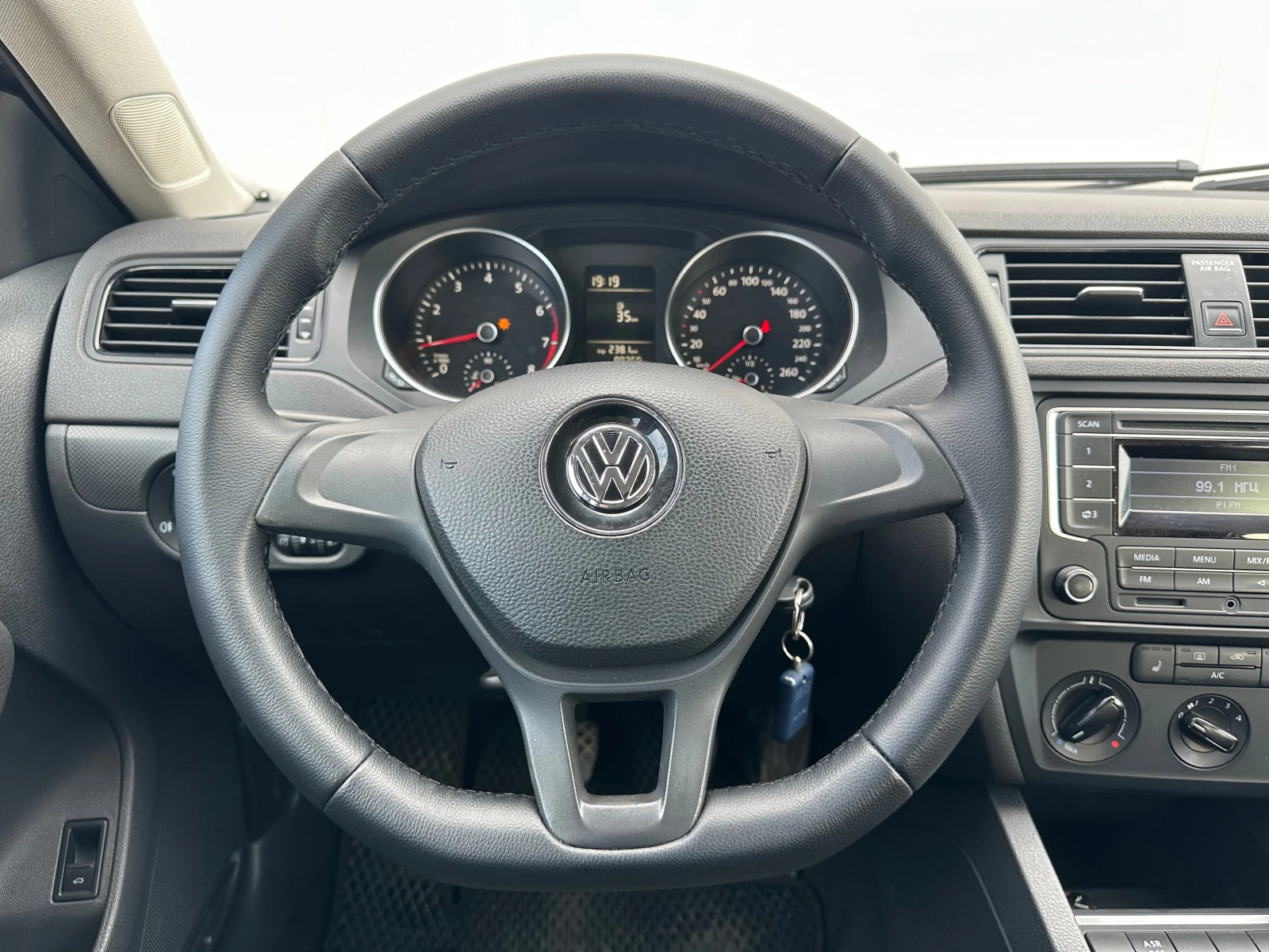 Volkswagen Jetta, 2015г, передний привод, механика
