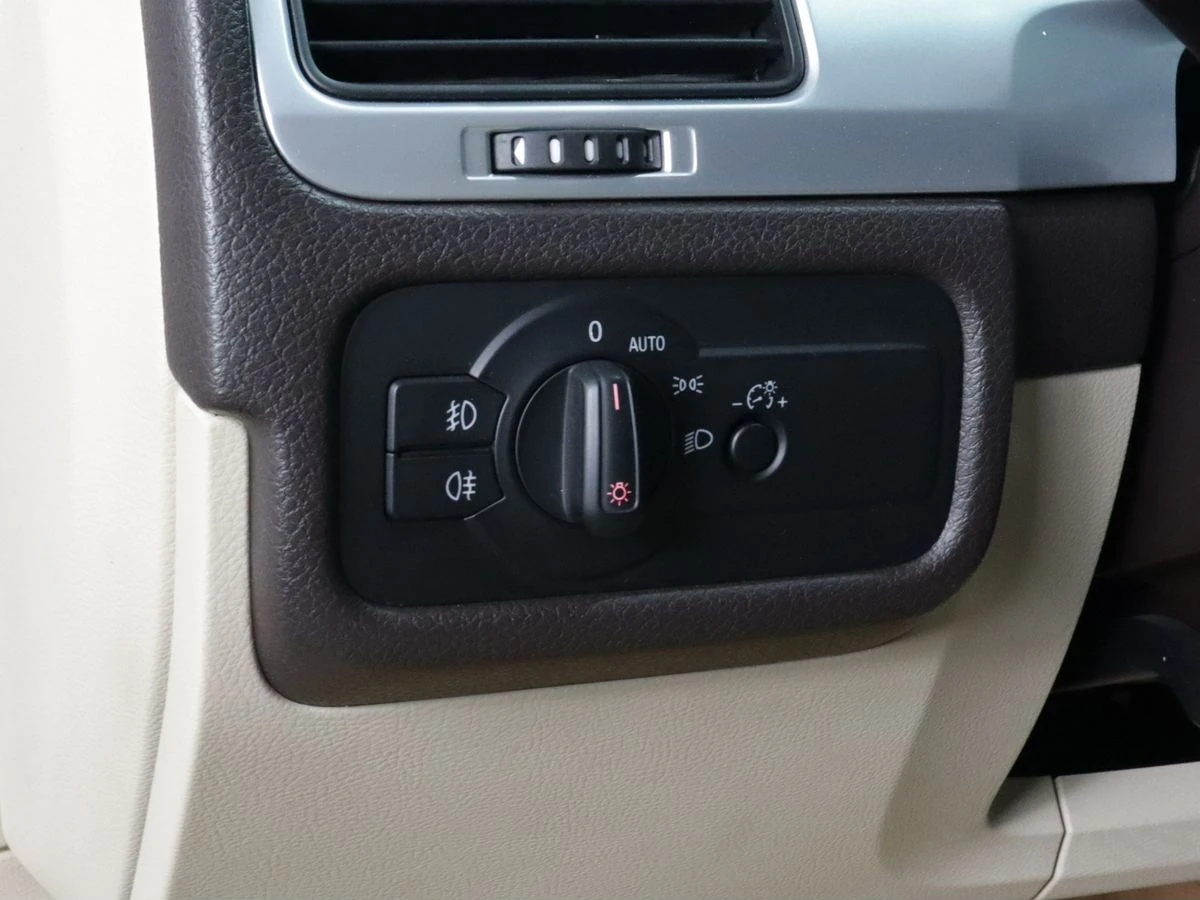 Volkswagen Touareg, 2011г, полный привод, автомат