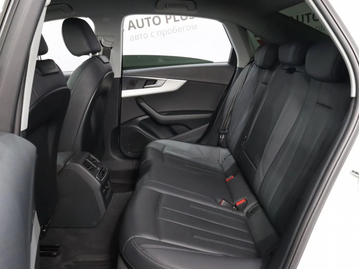 Audi A4, 2021г, передний привод, робот
