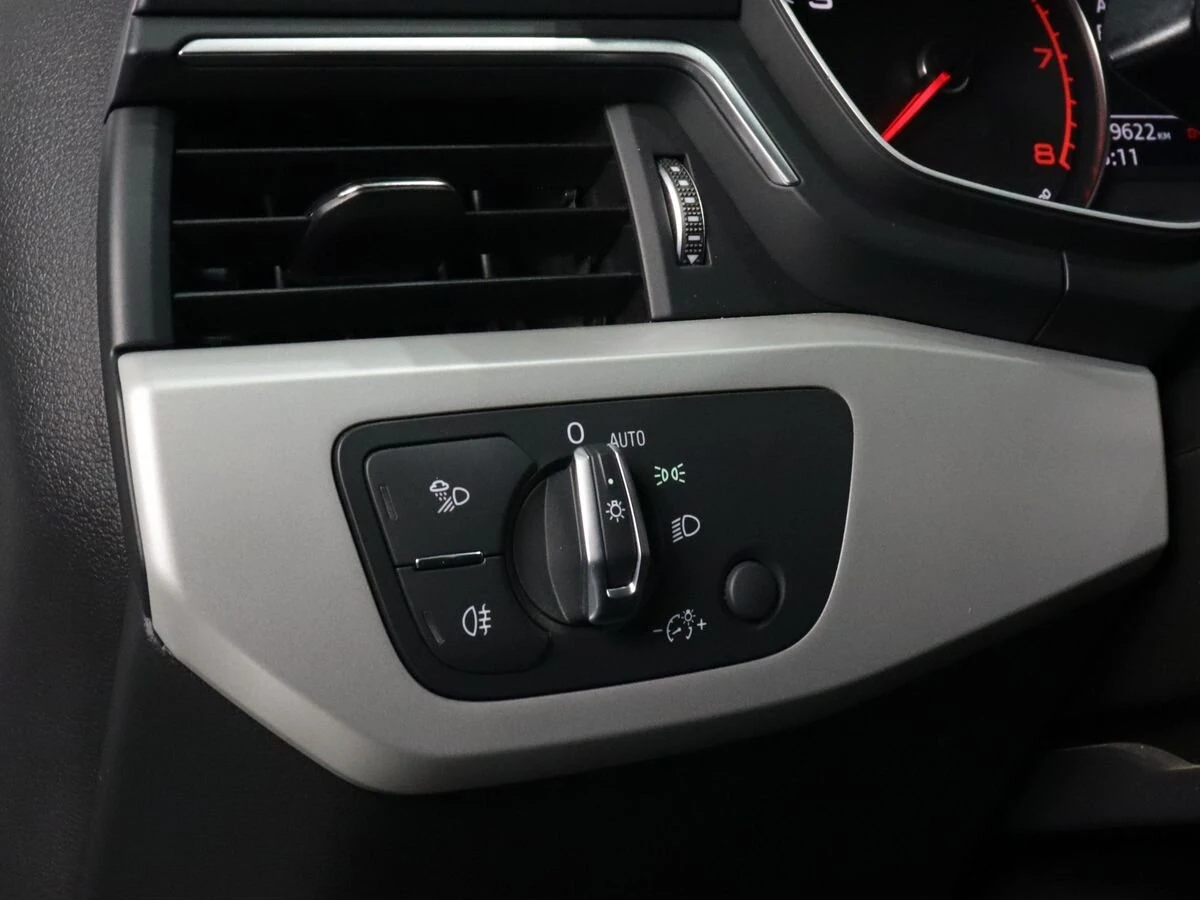 Audi A4, 2021г, передний привод, робот