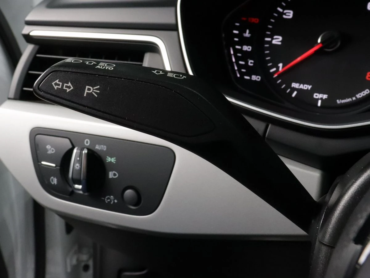 Audi A4, 2021г, передний привод, робот