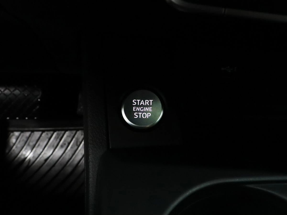 Audi A4, 2021г, передний привод, робот