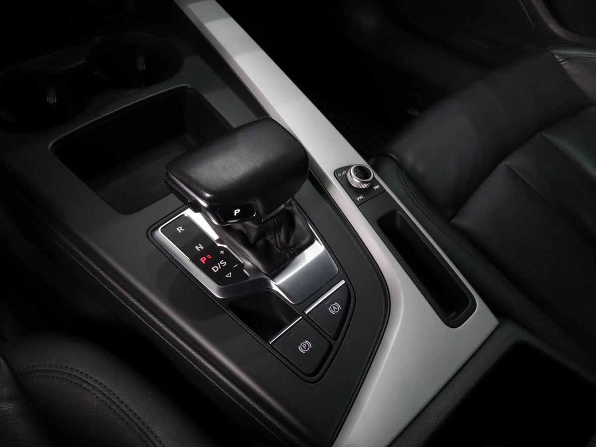 Audi A4, 2021г, передний привод, робот