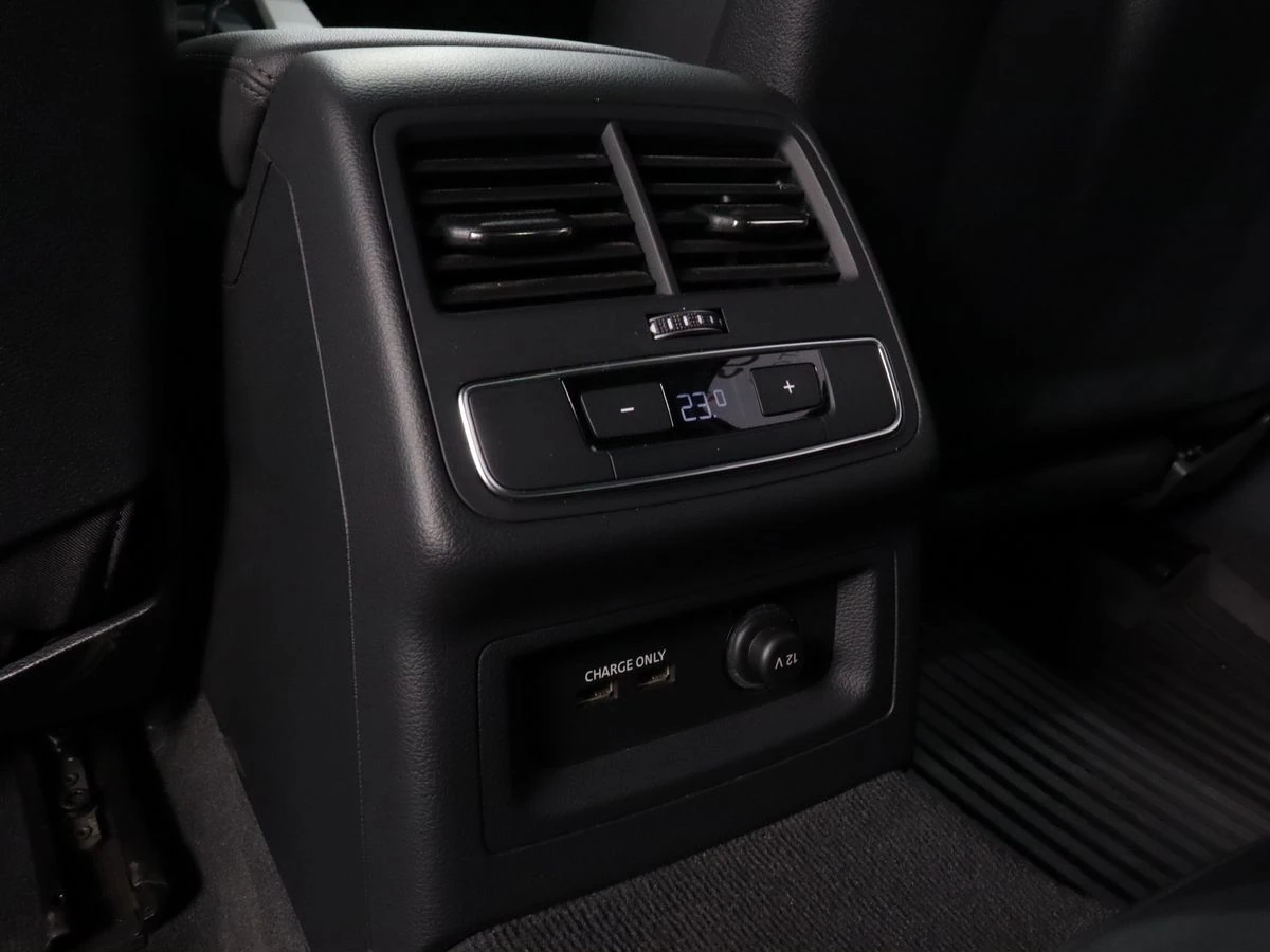 Audi A4, 2021г, передний привод, робот