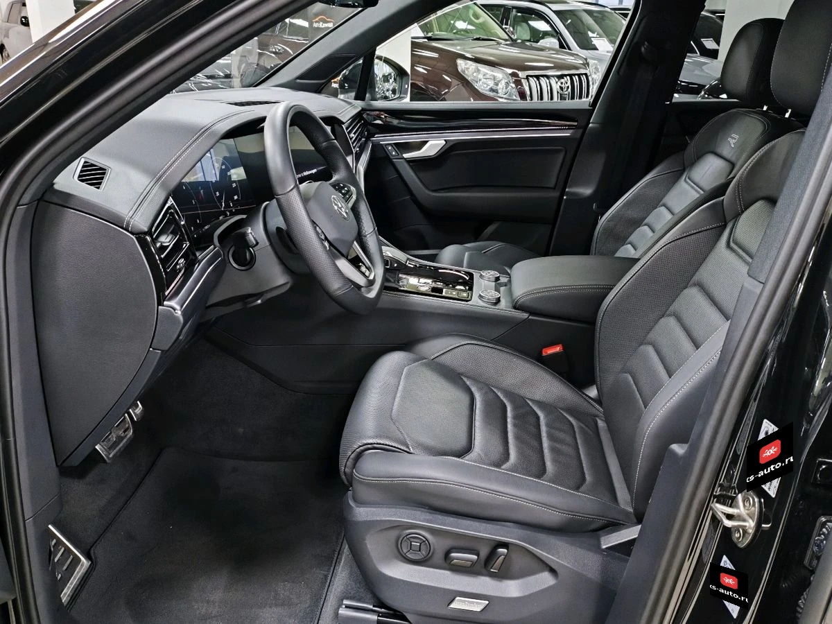 Volkswagen Touareg, 2025г, полный привод, автомат