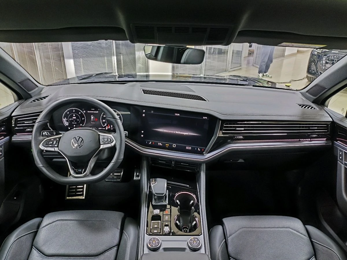 Volkswagen Touareg, 2025г, полный привод, автомат