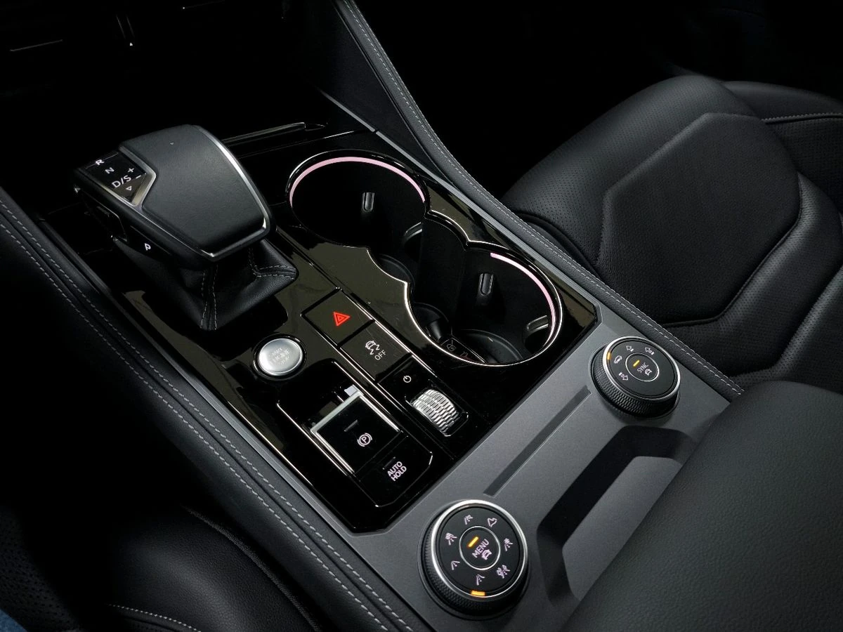 Volkswagen Touareg, 2025г, полный привод, автомат