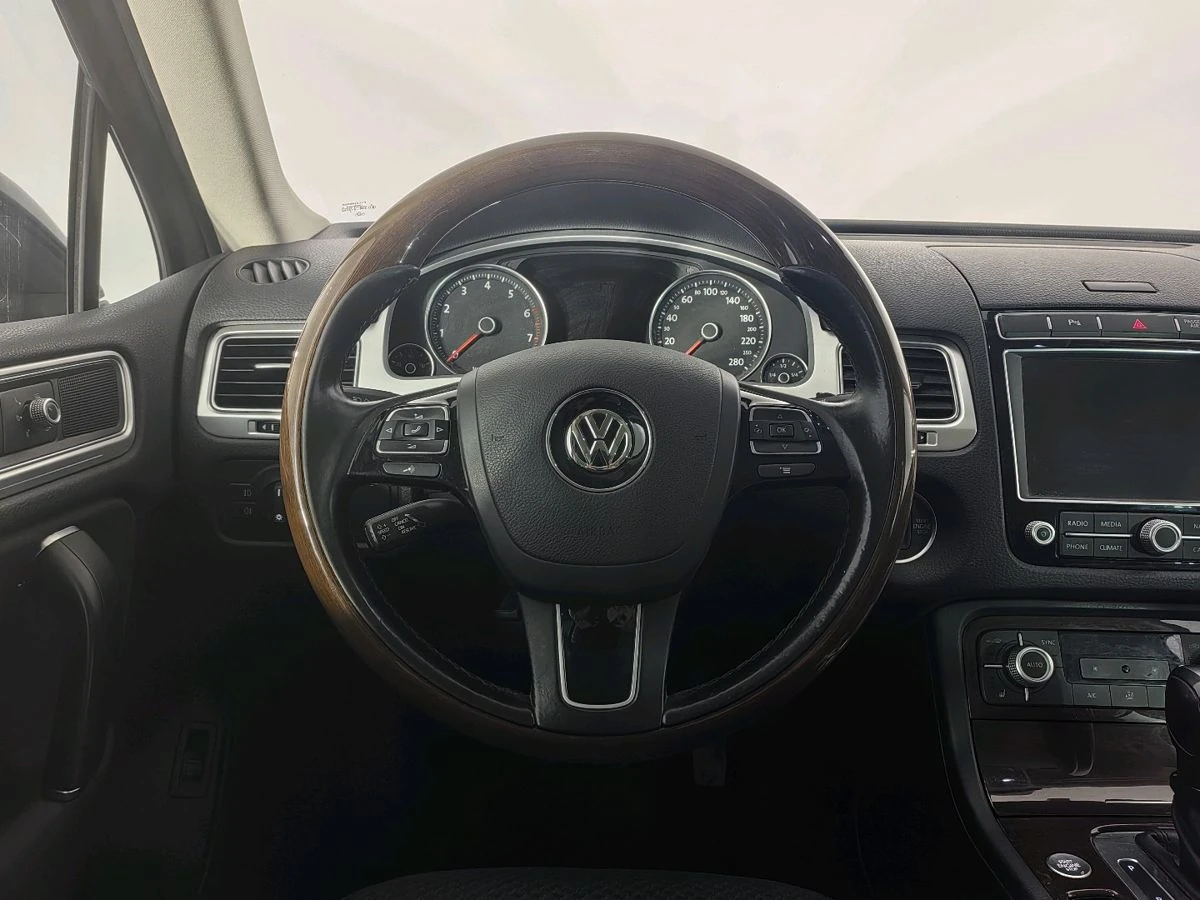 Volkswagen Touareg, 2015г, полный привод, автомат