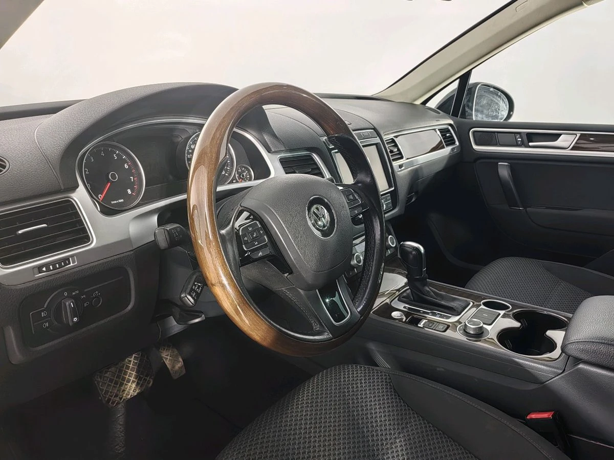 Volkswagen Touareg, 2015г, полный привод, автомат