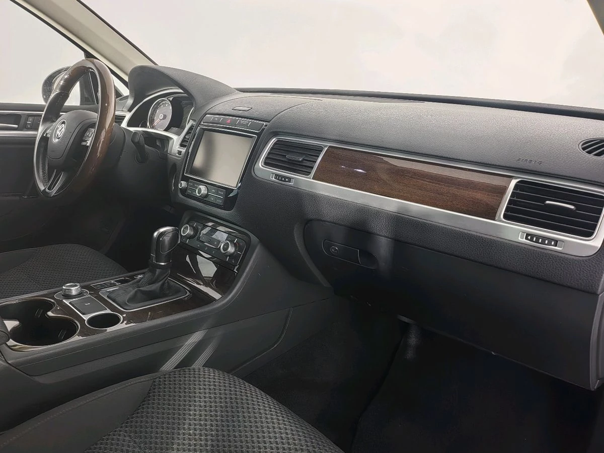 Volkswagen Touareg, 2015г, полный привод, автомат