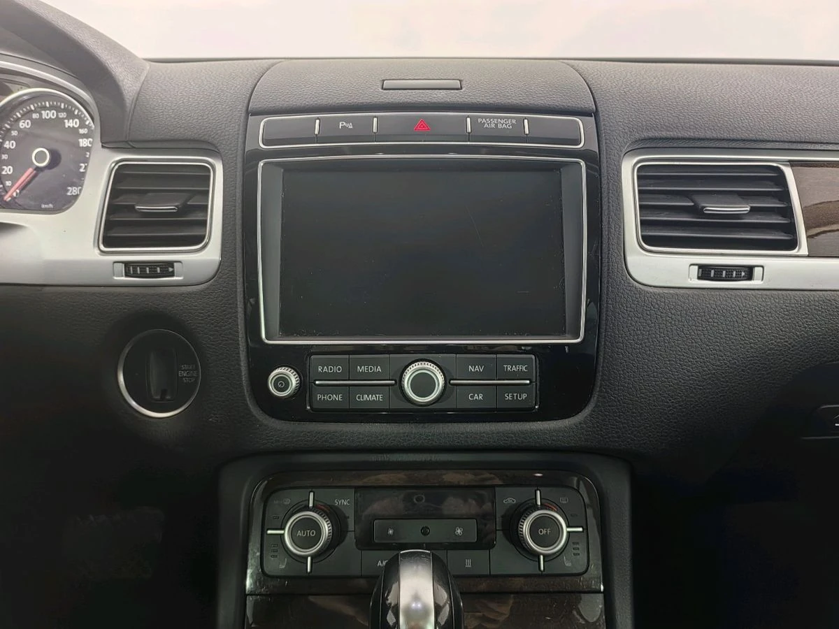 Volkswagen Touareg, 2015г, полный привод, автомат