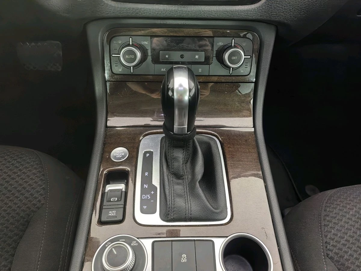 Volkswagen Touareg, 2015г, полный привод, автомат