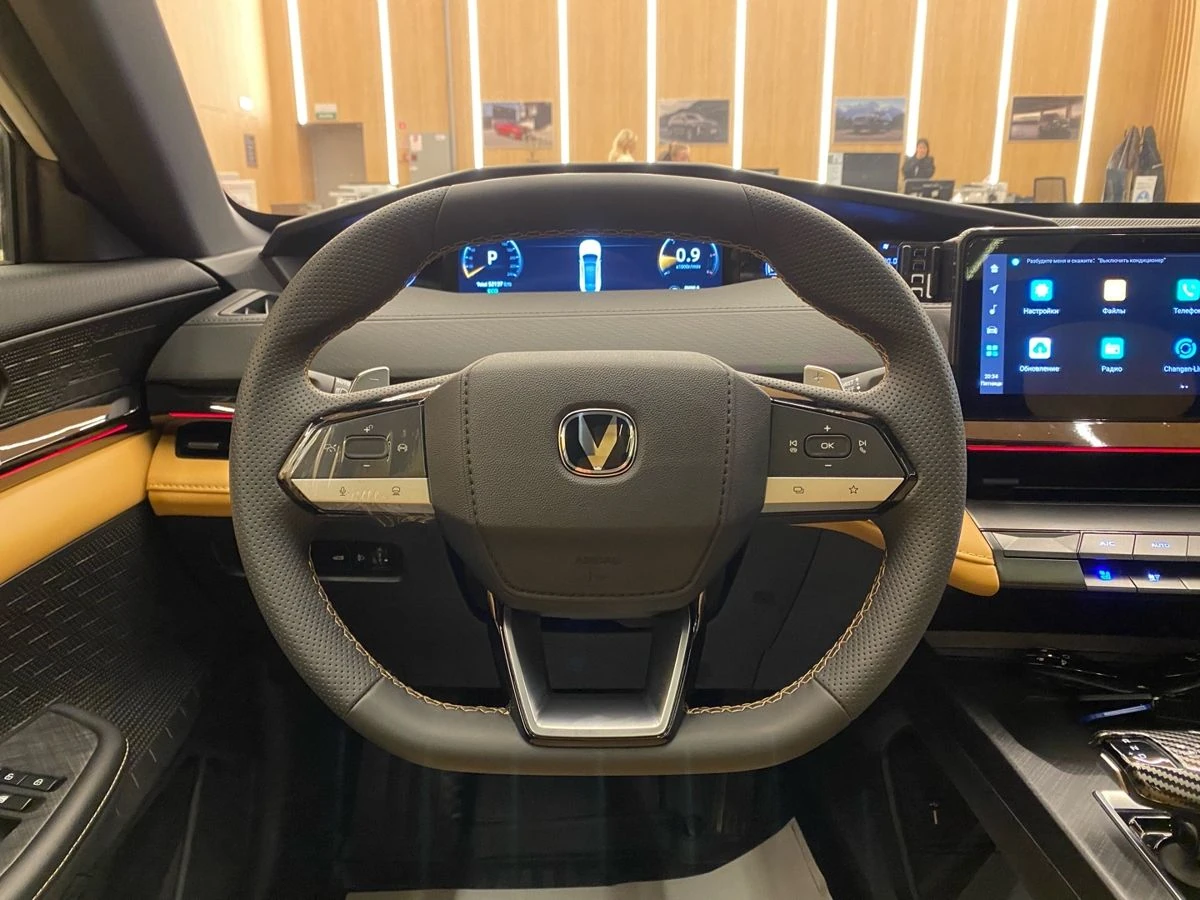 Changan UNI-V, 2023г, передний привод, робот