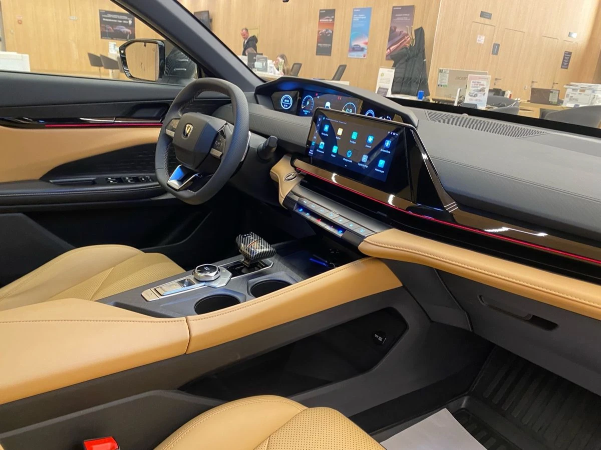 Changan UNI-V, 2023г, передний привод, робот