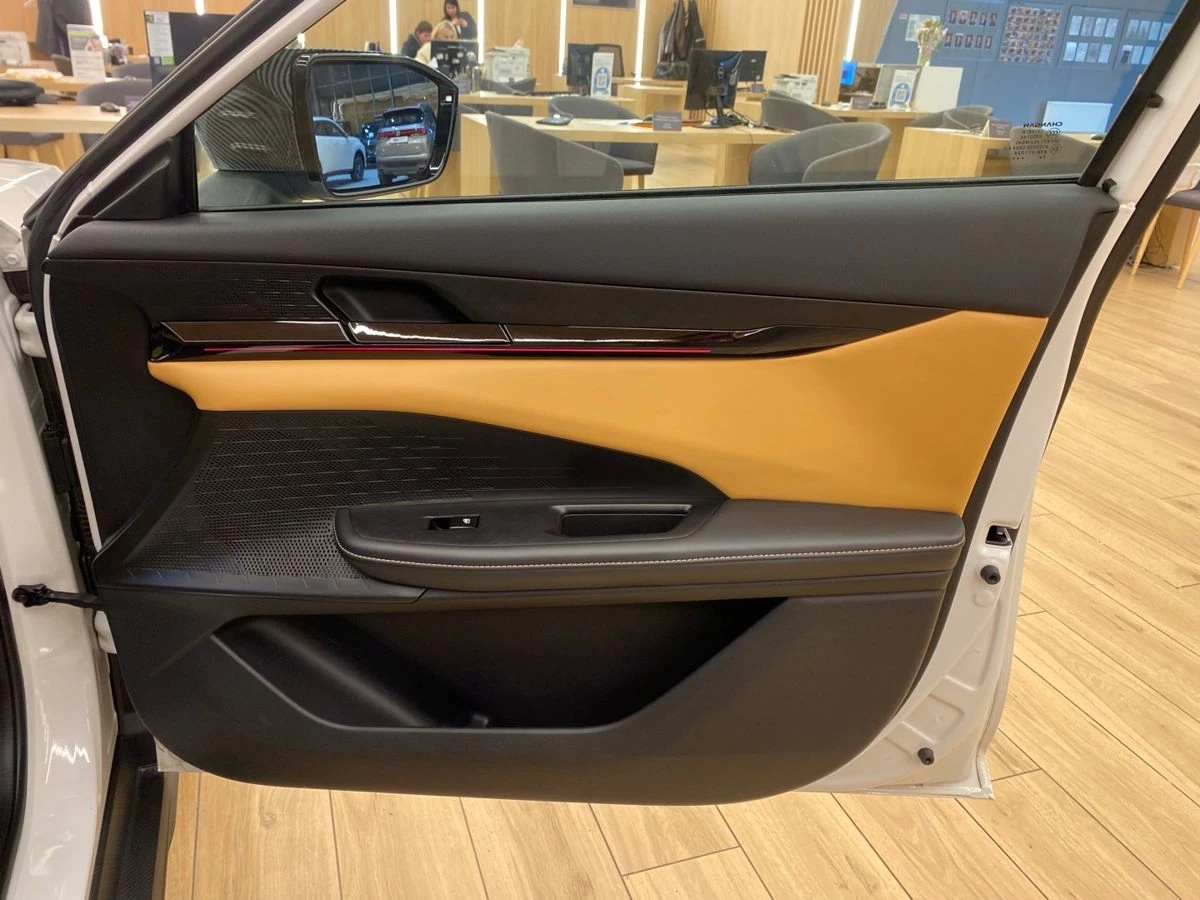 Changan UNI-V, 2023г, передний привод, робот