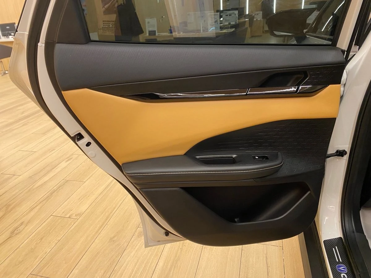 Changan UNI-V, 2023г, передний привод, робот