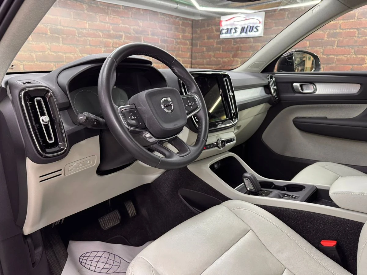 Volvo XC40, 2020г, передний привод, робот