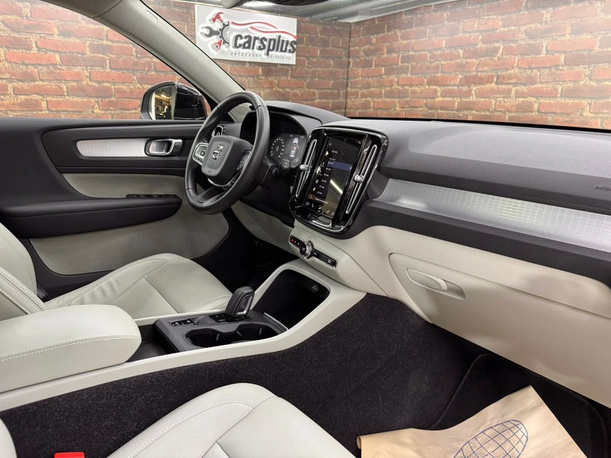 Volvo XC40, 2020г, передний привод, робот