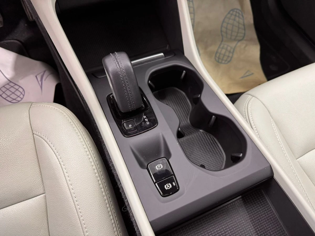 Volvo XC40, 2020г, передний привод, робот