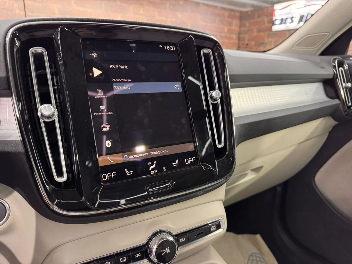 Volvo XC40, 2020г, передний привод, робот