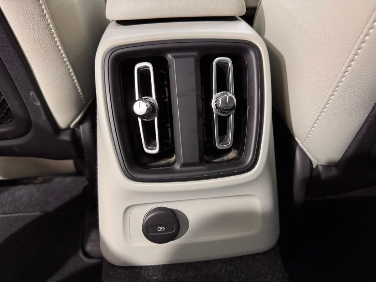 Volvo XC40, 2020г, передний привод, робот