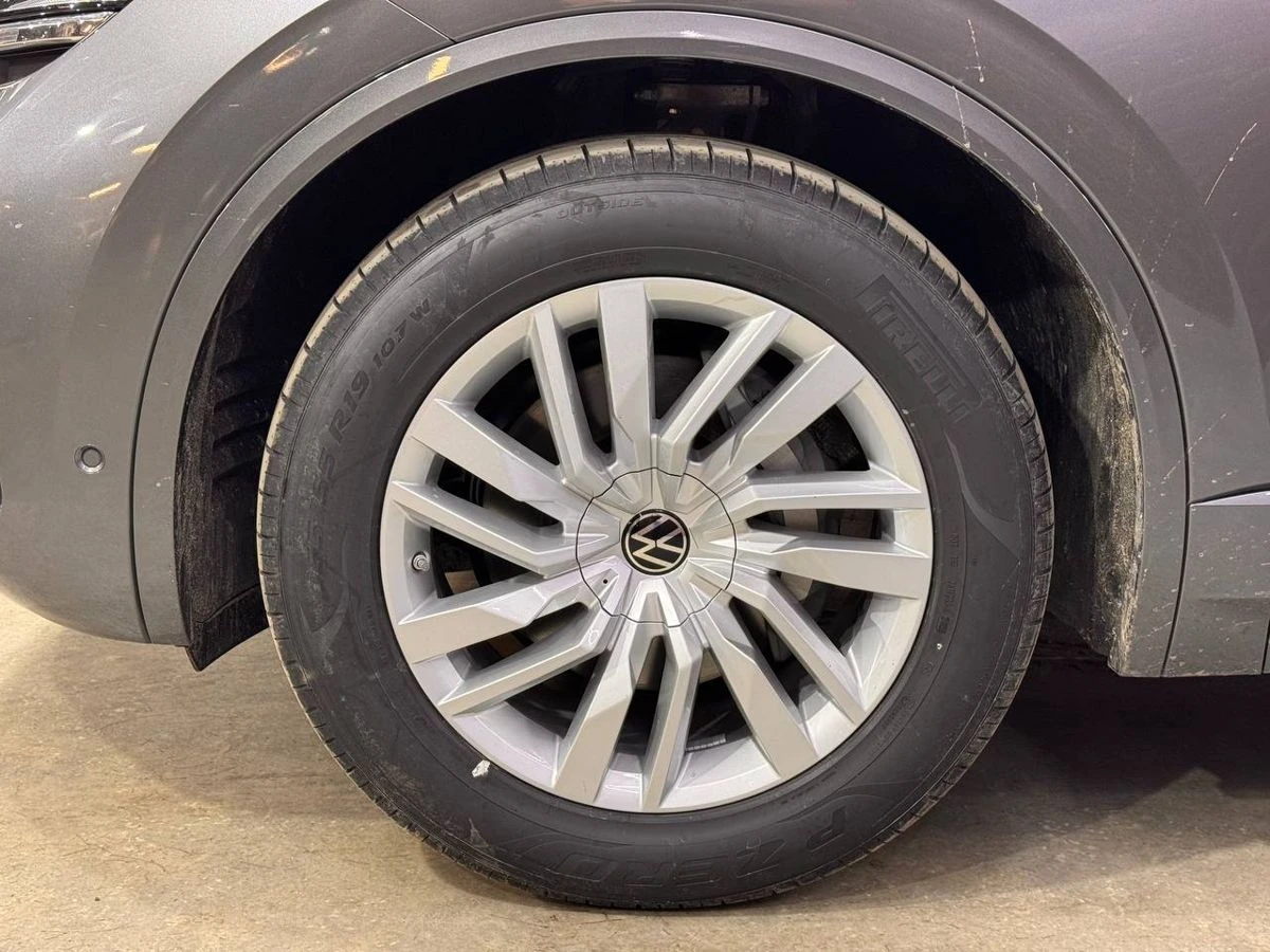 Volkswagen Touareg, 2025г, полный привод, автомат