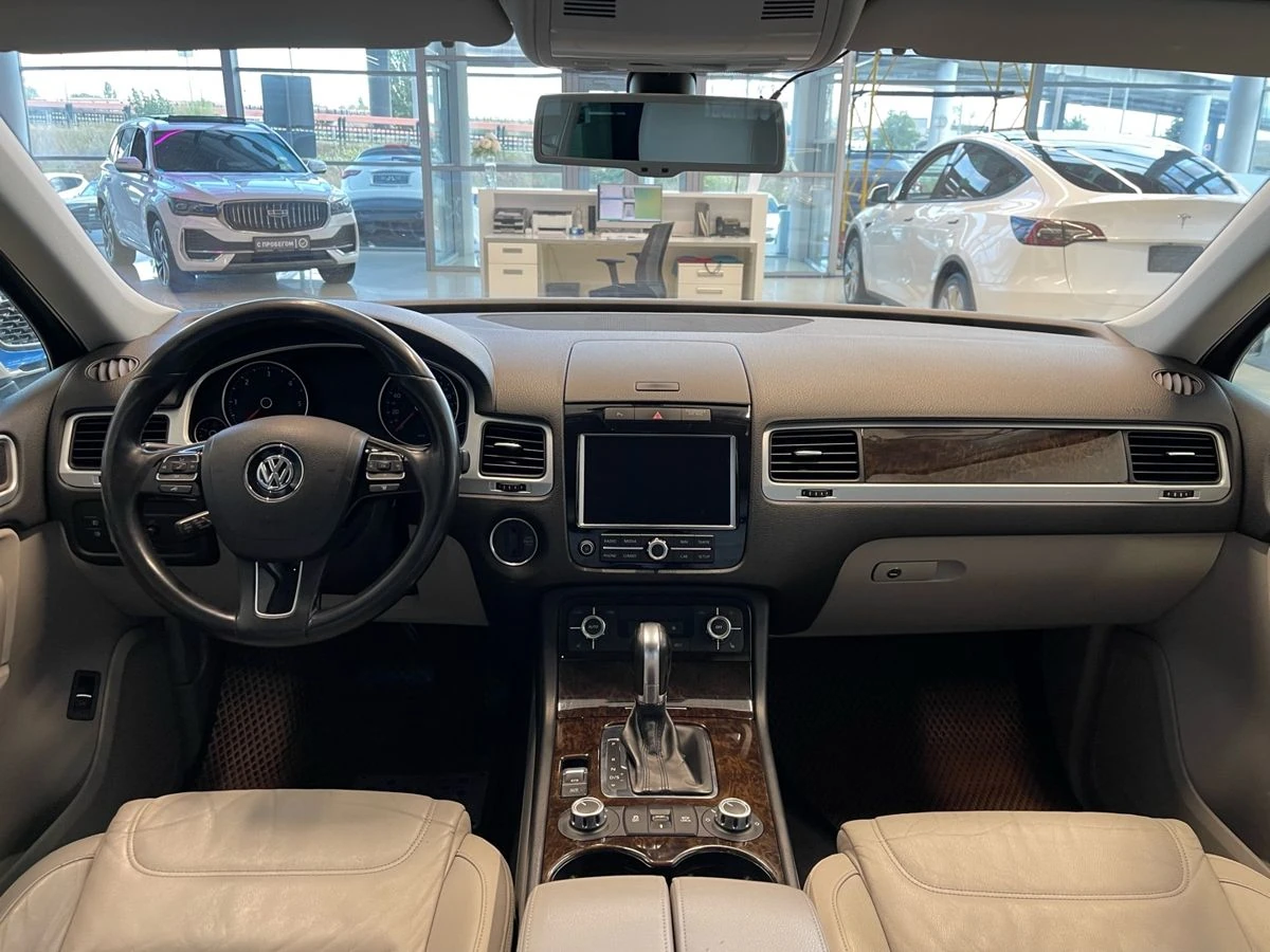Volkswagen Touareg, 2012г, полный привод, автомат