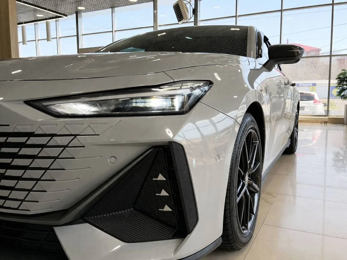 Changan UNI-V, 2023г, передний привод, робот