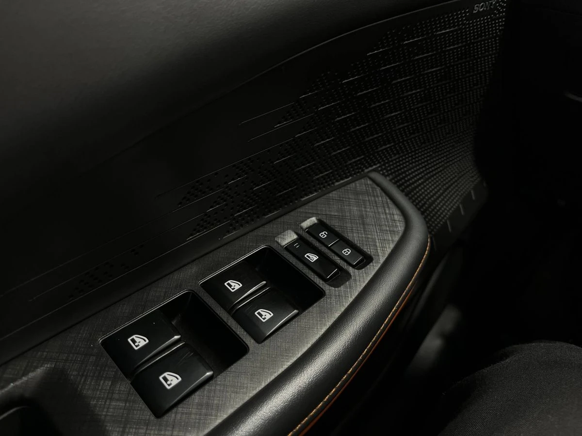 Changan UNI-V, 2023г, передний привод, робот