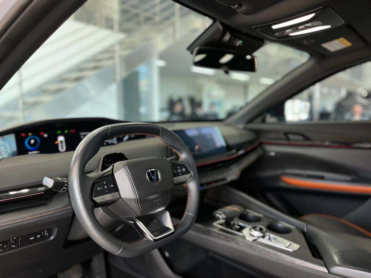 Changan UNI-V, 2023г, передний привод, робот